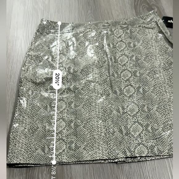 Xhilaration Gray Python Snakeskin Print Mini Skirt Size 11 - Picture 4 of 4